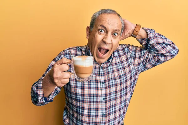 Snygg Senior Man Med Grått Hår Dricker Kopp Kaffe Galen — Stockfoto