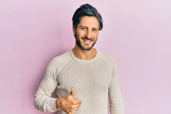 Junger Hispanischer Mann Lässigem Winterpullover Der Mit Der Hand Fröhlich — Stockfoto