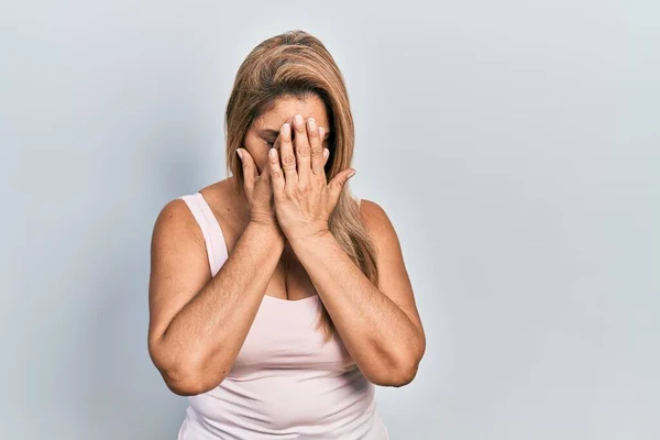 Middelbare Leeftijd Spaanse Vrouw Dragen Casual Stijl Met Mouwloze Shirt — Stockfoto