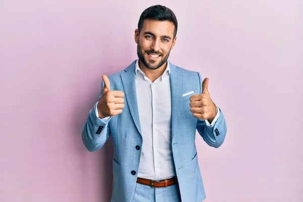 Genç Spanyol Adamı Ceketi Giyerek Olumlu Jest Yapıyor Gülümsüyor Mutlu — Stok fotoğraf