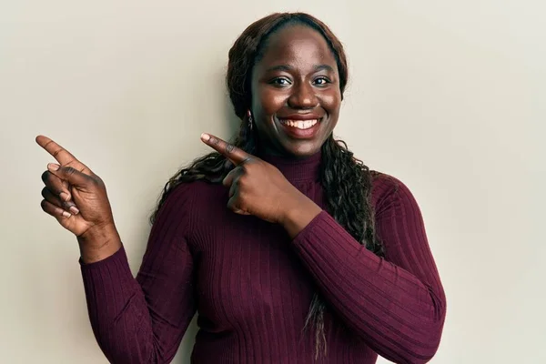 Afrikansk Ung Kvinna Bär Casual Kläder Ler Och Tittar Kameran — Stockfoto