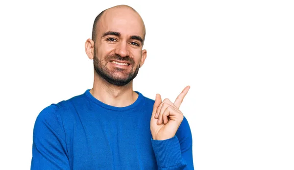 Jonge Spaanse Man Casual Kleding Met Een Grote Glimlach Het — Stockfoto