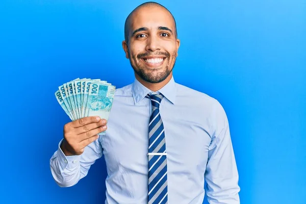 Hombre Adulto Hispano Sosteniendo 100 Billetes Reales Brasileños Que Lucen — Foto de Stock