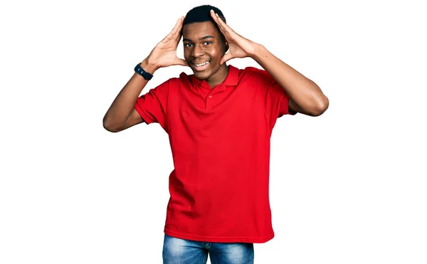 Joven Hombre Afroamericano Vistiendo Casual Camiseta Roja Sonriendo Alegre Jugando — Foto de Stock