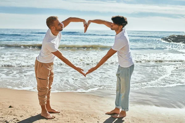 Jovem Gay Casal Sorrindo Feliz Fazendo Coração Símbolo Com Braços — Fotografia de Stock
