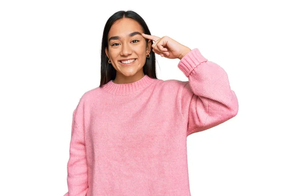 Jovem Mulher Asiática Vestindo Camisola Inverno Casual Sorrindo Apontando Para — Fotografia de Stock