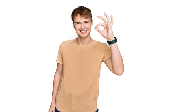 Jovem Caucasiano Vestindo Roupas Casuais Sorrindo Positivo Fazendo Sinal Com — Fotografia de Stock