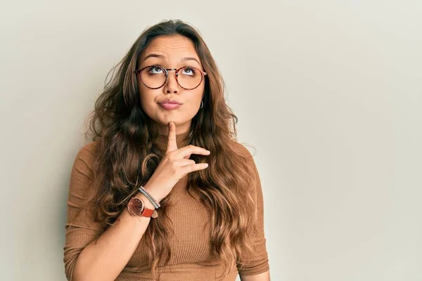 Giovane Ragazza Ispanica Indossa Abiti Casual Occhiali Pensando Concentrato Sul — Foto Stock