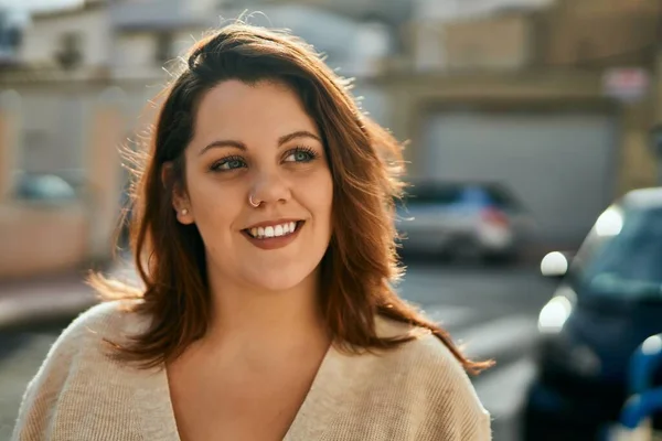 Genç Rlandalı Artı Cüsseli Kız Gülümseyerek Şehirde Mutlu Mesut Duruyor — Stok fotoğraf