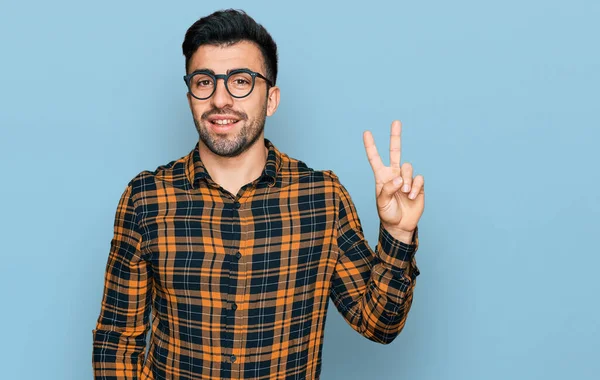 Hispanic Man Med Skägg Bär Casual Kläder Och Glasögon Leende — Stockfoto