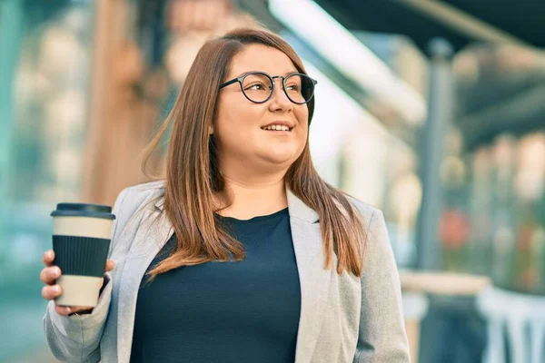 Молода Латиноамериканка Плюс Розмір Бізнес Леді Посміхається Щасливий Стоячи Місті — стокове фото