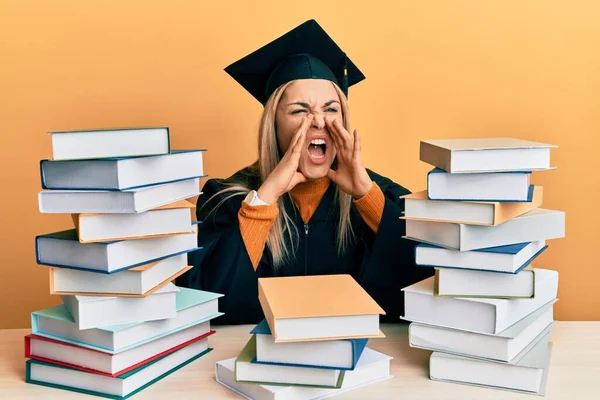 Junge Kaukasische Frau Abschlusszeremoniengewand Sitzt Auf Dem Tisch Und Schreit — Stockfoto