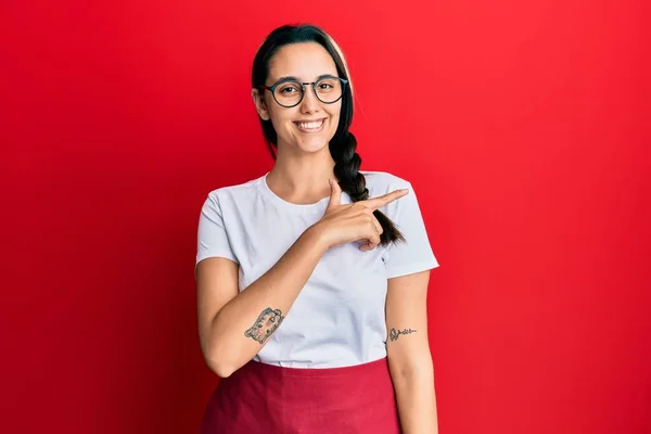 Νεαρή Ισπανίδα Που Φοράει Επαγγελματική Ποδιά Σερβιτόρας Χαρούμενη Χαμόγελο Στο — Φωτογραφία Αρχείου