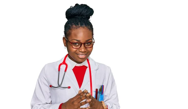 Fiatal Afro Amerikai Orvosi Egyenruhát Sztetoszkópot Visel Kéz Kézben Ujjai — Stock Fotó