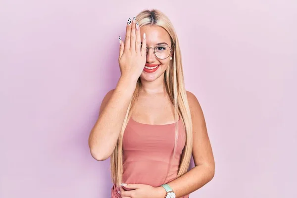 Genç Sarışın Kız Gündelik Kıyafetler Giyiyor Bir Gözünü Eliyle Kapatıyor — Stok fotoğraf