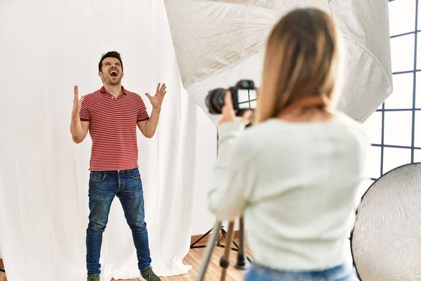 Woman Photographer Talking Pictures Man Posing Model Photography Studio Crazy — Stock Photo, Image