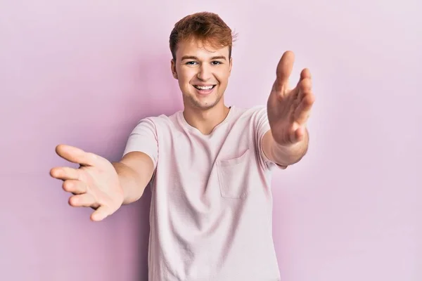 Joven Hombre Caucásico Con Camiseta Casual Mirando Cámara Sonriendo Con —  Fotos de Stock