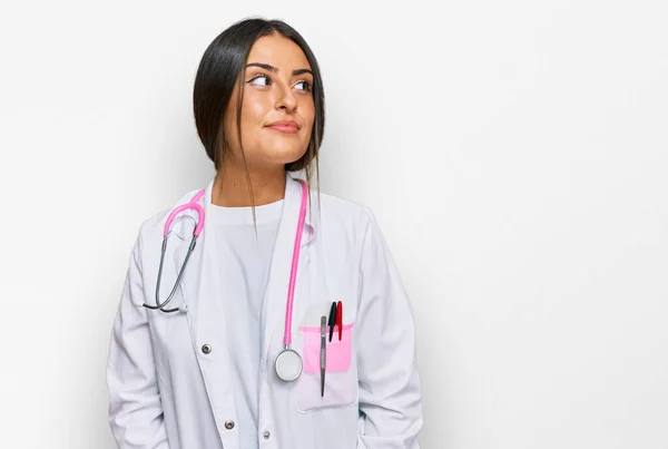 Güzel Spanyol Kadın Doktor Üniforması Steteskop Takıyor Gülümsüyor Yan Tarafa — Stok fotoğraf