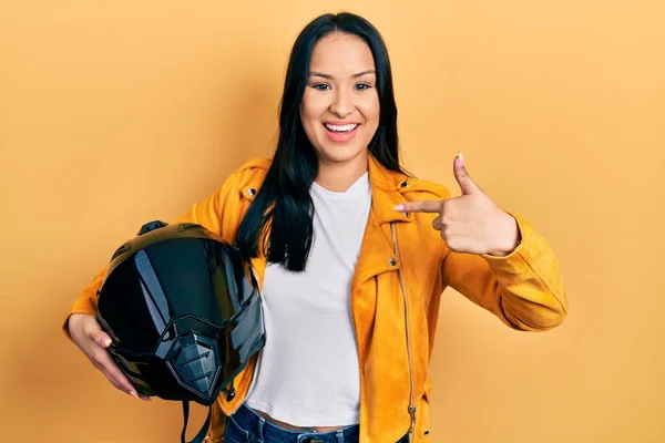 Schöne Hispanische Frau Mit Nasenpiercing Hält Motorradhelm Und Zeigt Mit — Stockfoto