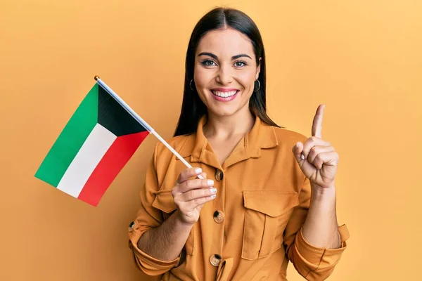 Jovem Morena Segurando Bandeira Kuwait Sorrindo Com Uma Ideia Pergunta — Fotografia de Stock