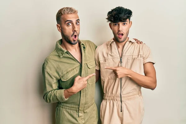 Homossexual Gay Casal Juntos Vestindo Casual Jumpsuit Surpreso Apontando Com — Fotografia de Stock