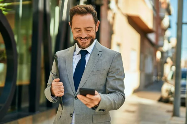 Empresário Meia Idade Sorrindo Feliz Usando Smartphone Cidade — Fotografia de Stock