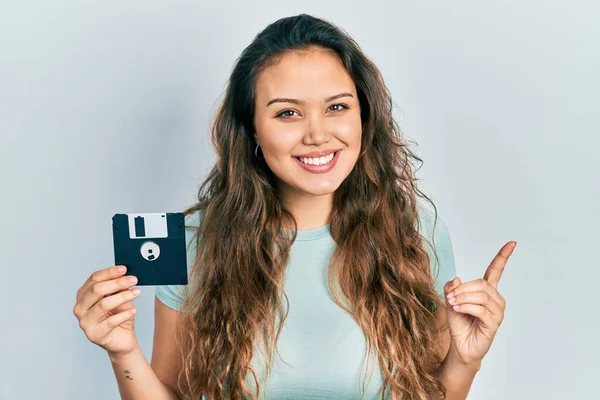 Ung Latinamerikansk Flicka Håller Diskett Leende Glad Pekar Med Hand — Stockfoto