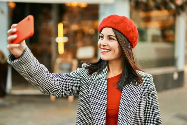 Joven Mujer Hispana Sonriendo Feliz Haciendo Selfie Por Teléfono Inteligente — Foto de Stock