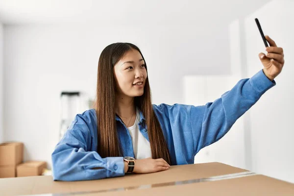 Menina Chinesa Jovem Sorrindo Feliz Fazendo Selfie Pelo Smartphone Nova — Fotografia de Stock