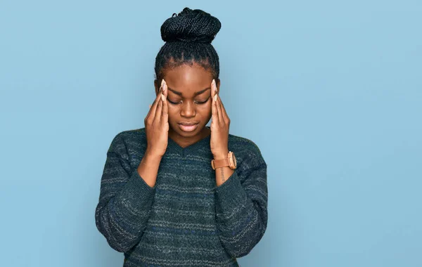 Ung Afrikansk Amerikansk Kvinna Bär Avslappnade Kläder Med Hand Huvudet — Stockfoto