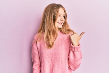 Güzel, genç, beyaz bir kız. Günlük kıyafetler giyiyor. Gülümsüyor, gülümsüyor.. 