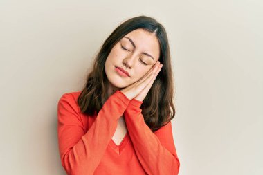 Genç esmer kadın gündelik giysiler giyip uyuyordu. Yorgun düşler görüyordu. Elleriyle poz verirken gözleri kapalıydı.. 