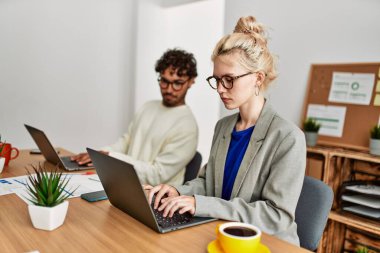 Ofiste çalışan ve casusluk yapan bir iş ortağı..