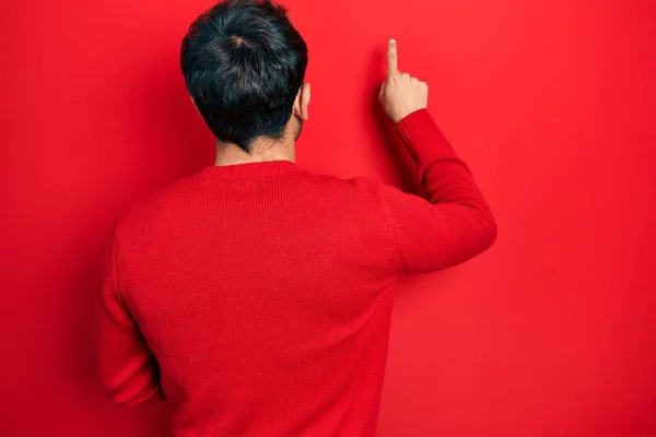 Schöner Mann Mit Bart Lässigem Roten Pullover Der Rückwärts Mit — Stockfoto