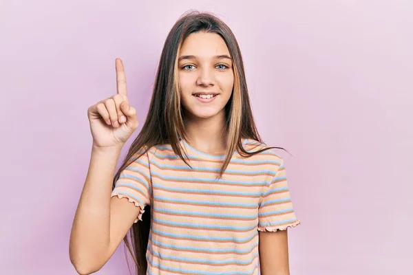 Jeune Fille Brune Portant Shirt Rayé Décontracté Souriant Avec Une — Photo