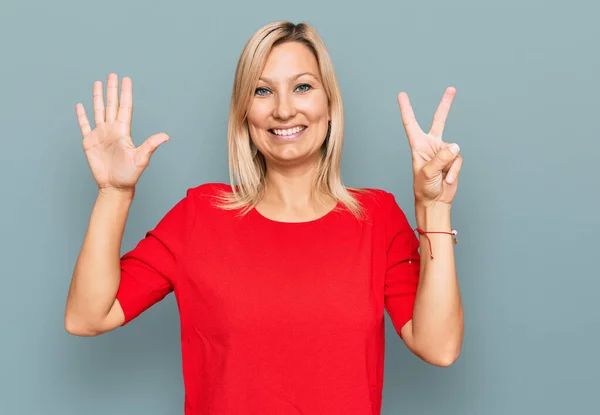 Běloška Středního Věku Žena Sobě Ležérní Oblečení Ukazuje Ukazuje Prsty — Stock fotografie