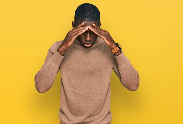 年轻的非洲裔美国人穿着休闲的冬季毛衣 手托着头 因为压力而头疼 偏头痛 — 图库照片