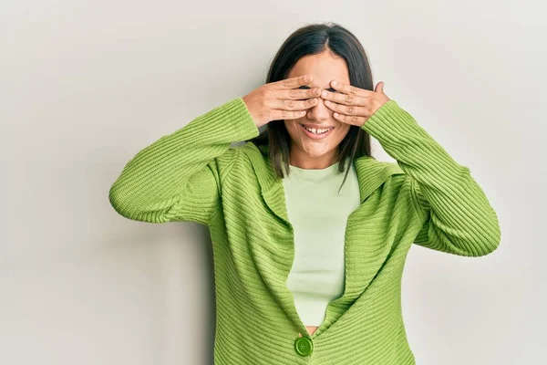 Giovane Donna Bruna Indossa Abiti Casual Che Coprono Gli Occhi — Foto Stock