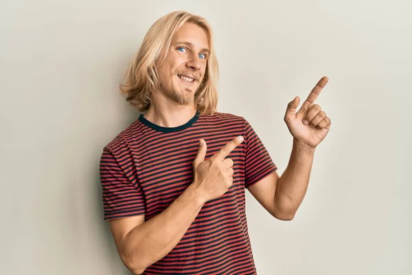 Caucasian Young Man Long Hair Wearing Casual Striped Shirt Smiling — Stock Photo, Image