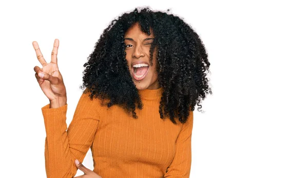 Joven Chica Afroamericana Vistiendo Ropa Casual Sonriendo Con Cara Feliz —  Fotos de Stock