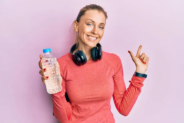 Beautiful Caucasian Sports Woman Wearing Sportswear Drinking Bottle Water Smiling — Stock Photo, Image