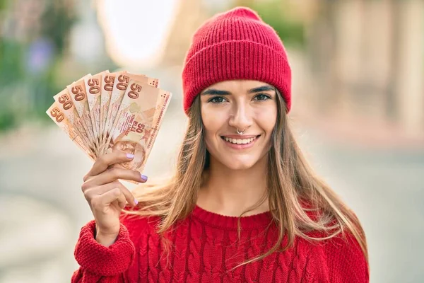 Mujer Hispana Joven Con Gorra Lana Sosteniendo Billetes Lira Turca — Foto de Stock