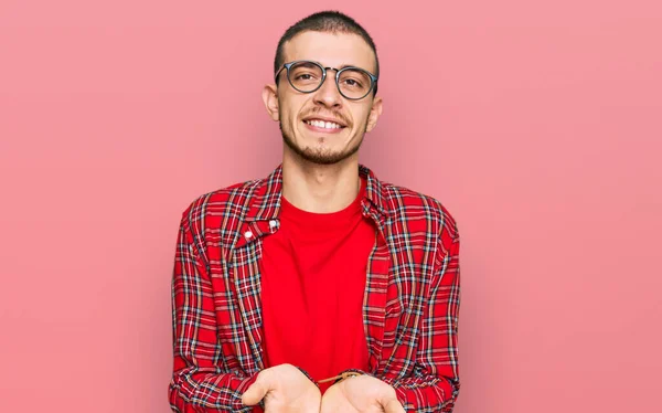 Іспанський Молодий Чоловік Повсякденному Одязі Посміхається Долонями Разом Отримуючи Або — стокове фото