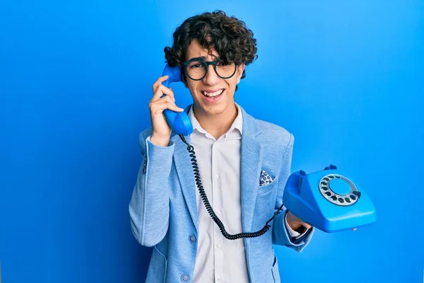 Jovem Hispânico Falando Por Telefone Vintage Sem Noção Expressão Confusa — Fotografia de Stock