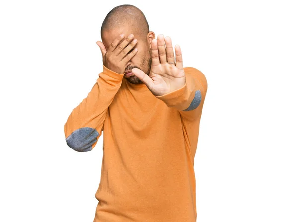 스페인 남자는 스웨터를 손으로 채슬프고 두려운 표정으로 행동하지 않는다 당황하고 — 스톡 사진
