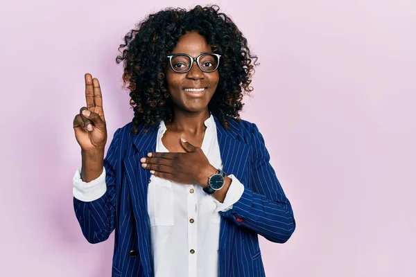 Молода Афроамериканка Одягнена Діловий Одяг Окуляри Посміхається Рукою Груди Пальцями — стокове фото