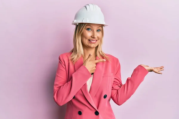 Schöne Blonde Frau Mittleren Alters Mit Architektenhut Erstaunt Und Lächelt — Stockfoto