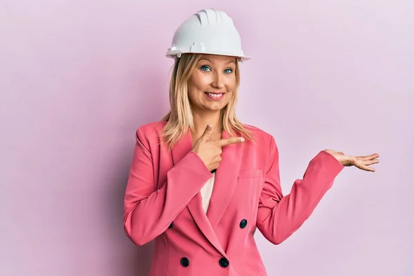 Hermosa Mujer Rubia Mediana Edad Vistiendo Hardhat Arquitecto Sorprendido Sonriendo — Foto de Stock