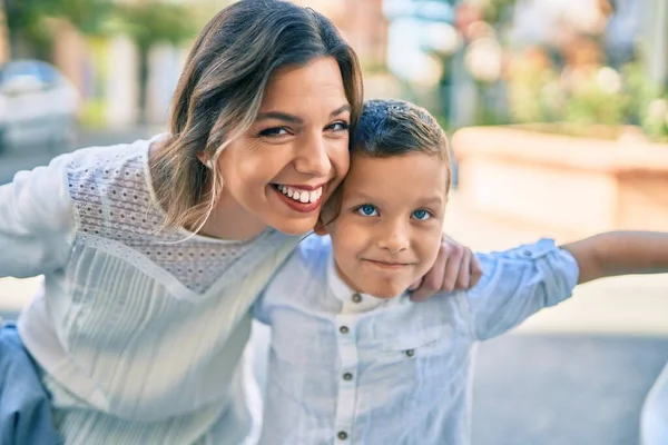 Adorable Madre Hijo Sonriendo Feliz Abrazando Ciudad —  Fotos de Stock