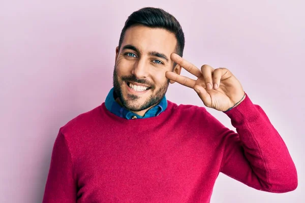 Joven Hombre Hispano Usando Ropa Casual Haciendo Símbolo Paz Con — Foto de Stock